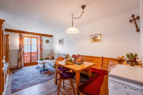 Wohnung 1 Essbereich mit gemuetlicher Eckbank
